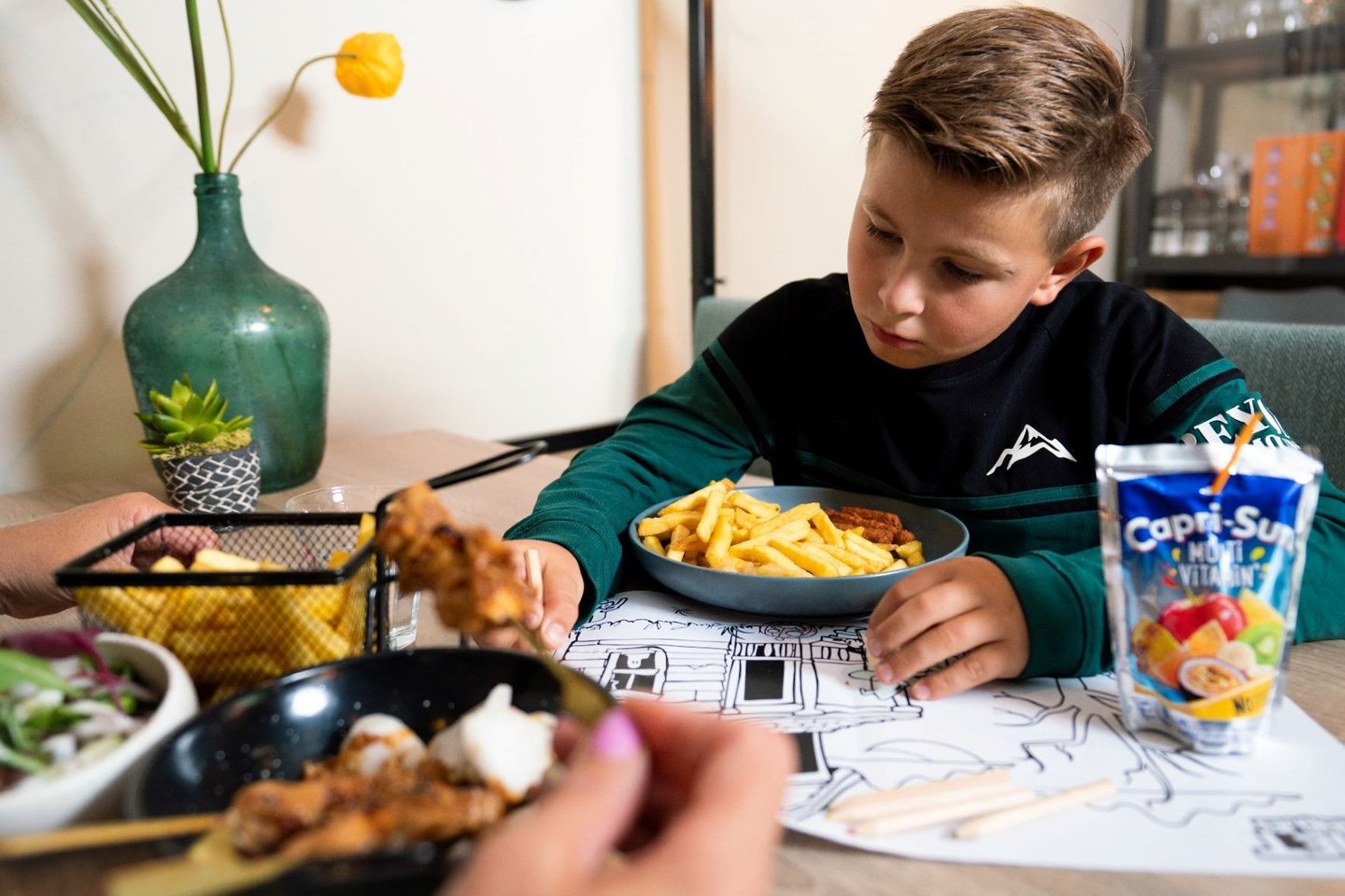 eten bij family samen met het hele gezin