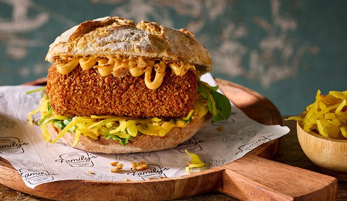 Kroket Special Bali met rendang kroket, atjar, krokante uitjes en spicy samurai sauce bij Family